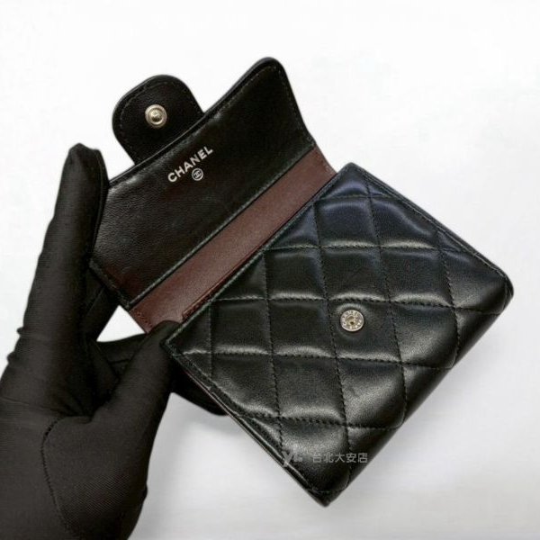 A13159-CHANEL 黑色羊皮銀釦三折短夾AP0231-4