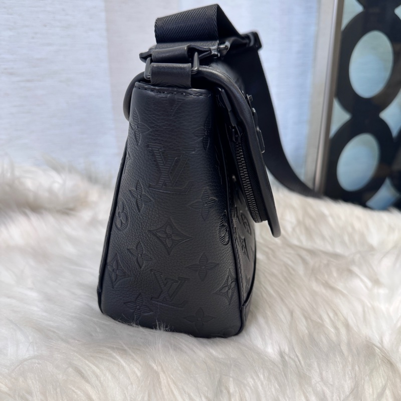 [ 櫃價$97000 ］LV Pulse Messenger郵差包 晶片款 近全新-2