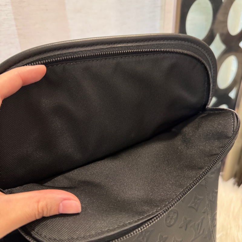 [ 櫃價$97000 ］LV Pulse Messenger郵差包 晶片款 近全新-9