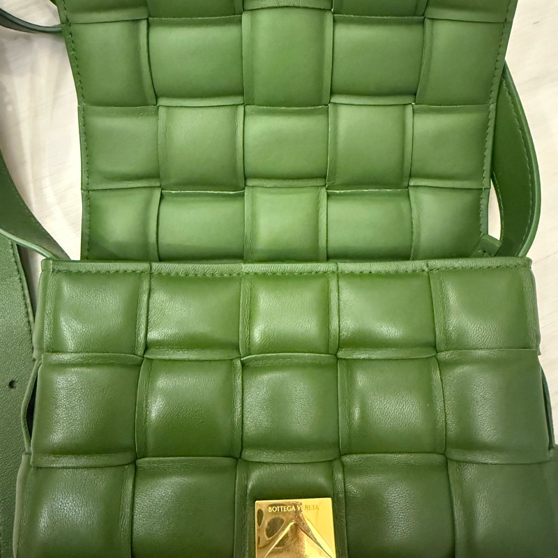 Bottega Veneta Padded Cassette 編織小羊皮斜背包-1
