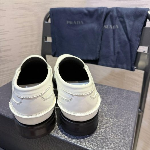 💎Han's house精品服飾💎 Prada 三角鐵牌 小牛皮 Chocolate 樂福鞋現貨8.5-1