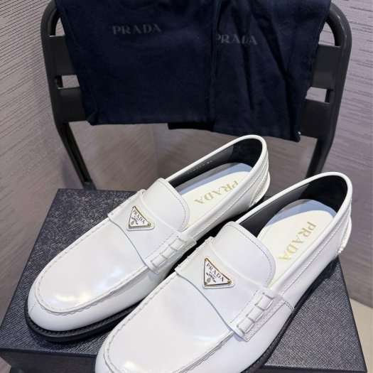 💎Han's house精品服飾💎 Prada 三角鐵牌 小牛皮 Chocolate 樂福鞋現貨8.5-2