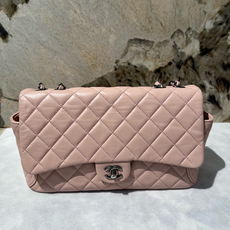 Chanel 粉色羊皮零的雙側口袋30cm復古銀鏈掀蓋包-0