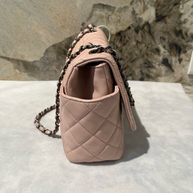 Chanel 粉色羊皮零的雙側口袋30cm復古銀鏈掀蓋包-1