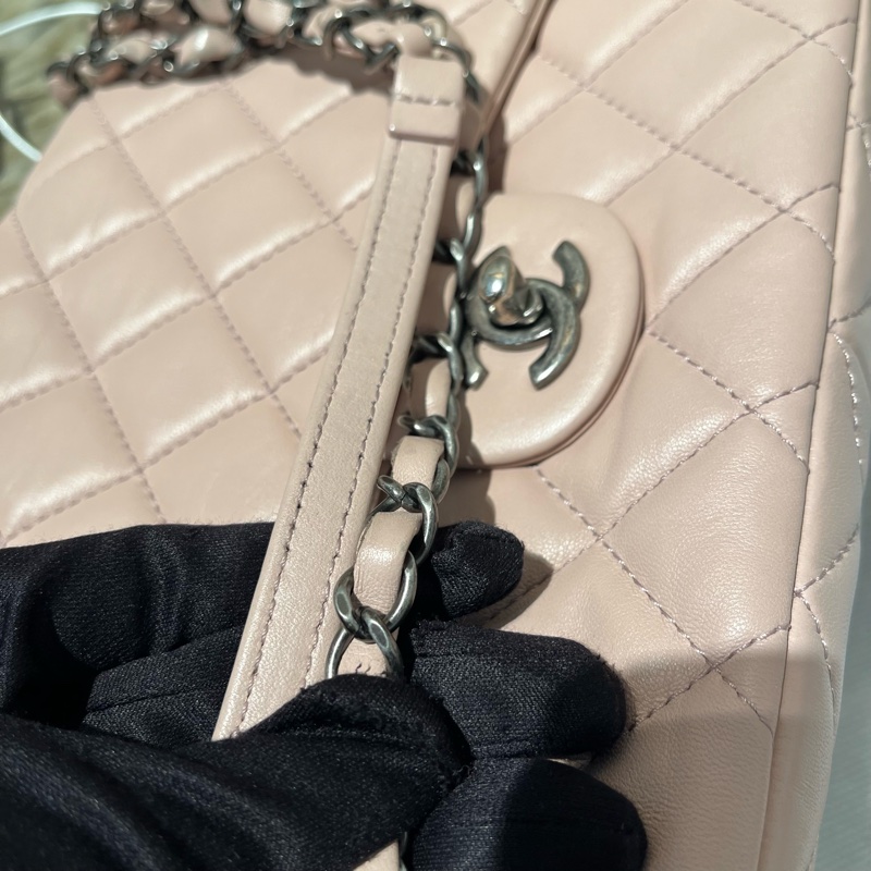 Chanel 粉色羊皮零的雙側口袋30cm復古銀鏈掀蓋包-9