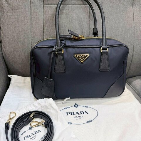 💎Han's house精品服飾💎 PRADA 三角鐵牌 防刮牛皮 尼龍 側背包 1BB115  原價83000