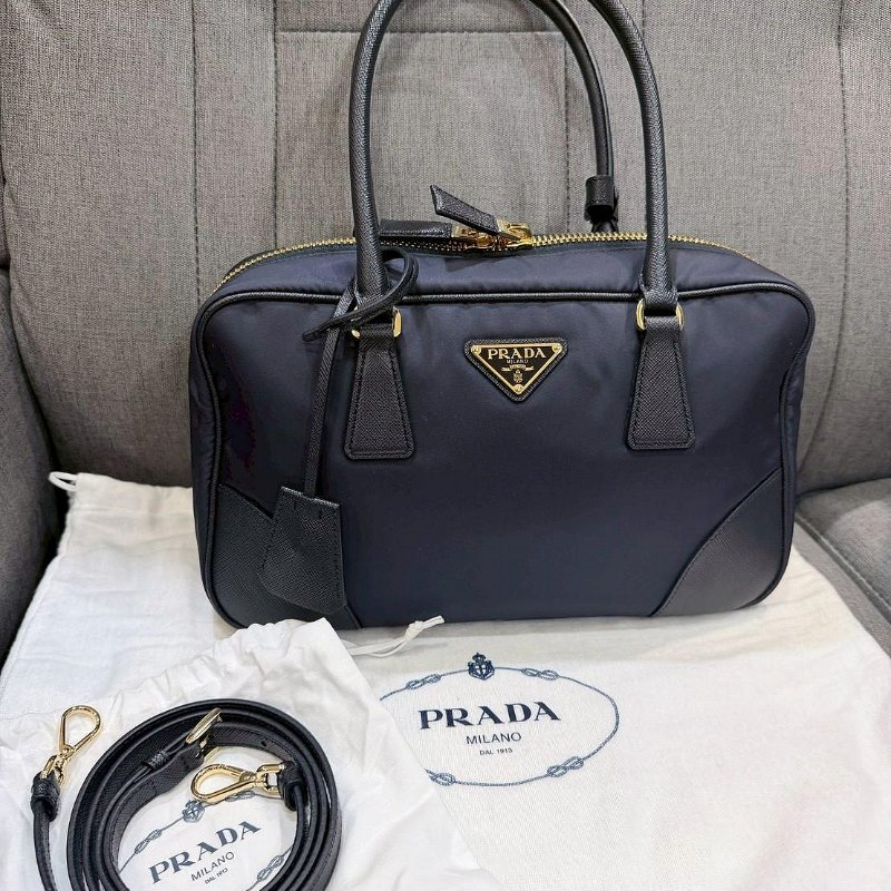 💎Han's house精品服飾💎 PRADA 三角鐵牌 防刮牛皮 尼龍 側背包 1BB115 原價83000-0