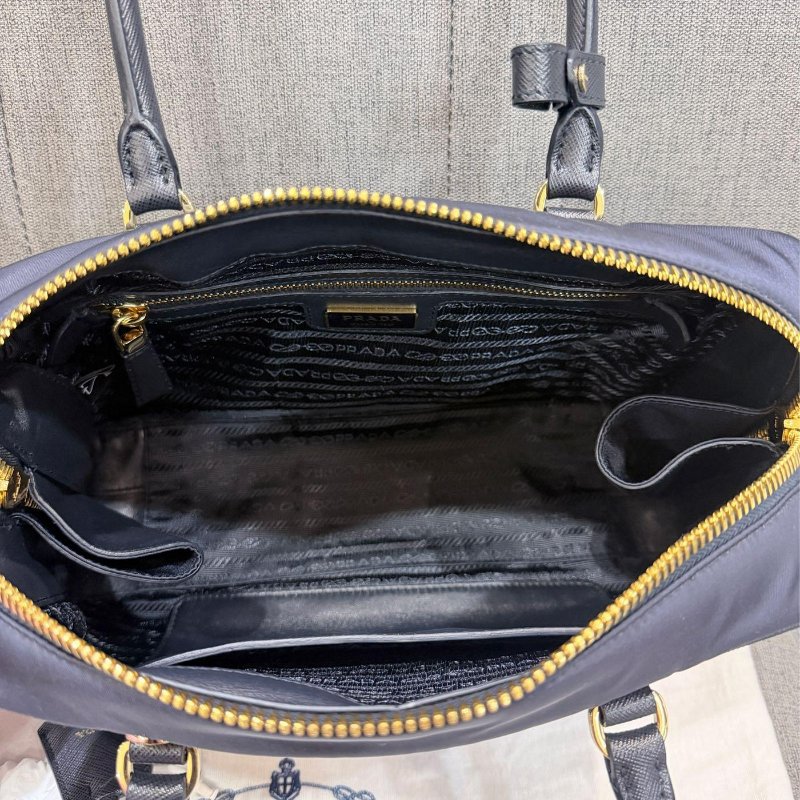 💎Han's house精品服飾💎 PRADA 三角鐵牌 防刮牛皮 尼龍 側背包 1BB115 原價83000-1