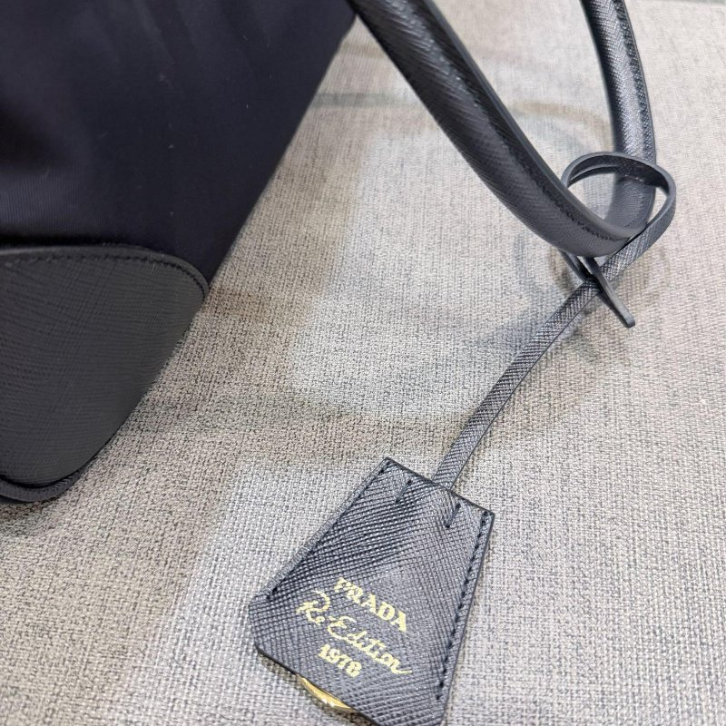 💎Han's house精品服飾💎 PRADA 三角鐵牌 防刮牛皮 尼龍 側背包 1BB115 原價83000-6