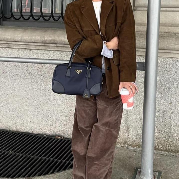 💎Han's house精品服飾💎 PRADA 三角鐵牌 防刮牛皮 尼龍 側背包 1BB115 原價83000-8