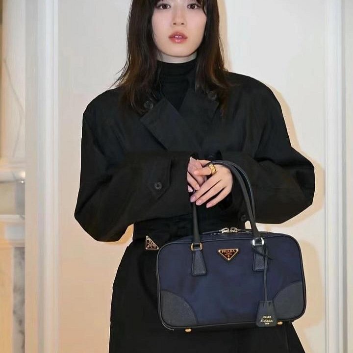 💎Han's house精品服飾💎 PRADA 三角鐵牌 防刮牛皮 尼龍 側背包 1BB115 原價83000-9
