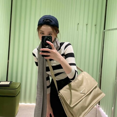 Prada Cini小號奶茶色尼龍郵差包 36*28*14cm 98新配件塵袋