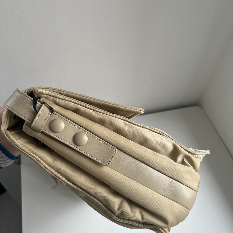 Prada Cini小號奶茶色尼龍郵差包 36*28*14cm 98新配件塵袋-2