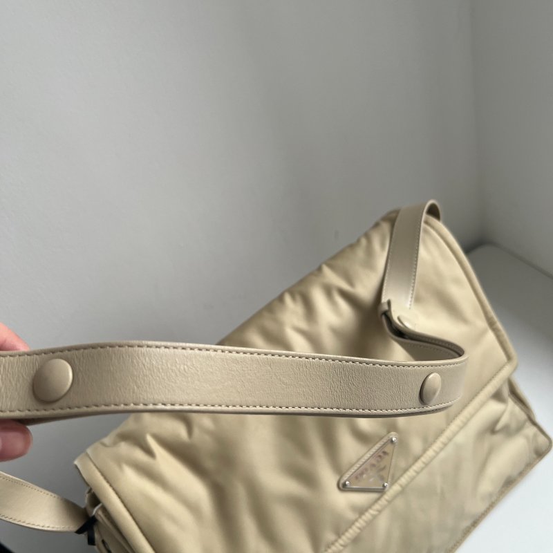 Prada Cini小號奶茶色尼龍郵差包 36*28*14cm 98新配件塵袋-4