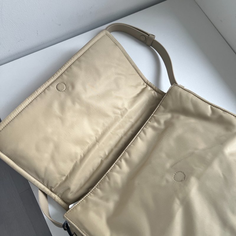 Prada Cini小號奶茶色尼龍郵差包 36*28*14cm 98新配件塵袋-9