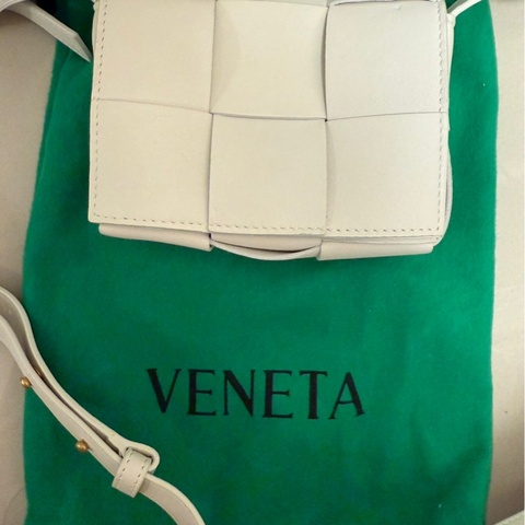 BV BOTTEGA VENETA Cassette 6格White白mini 斜背包