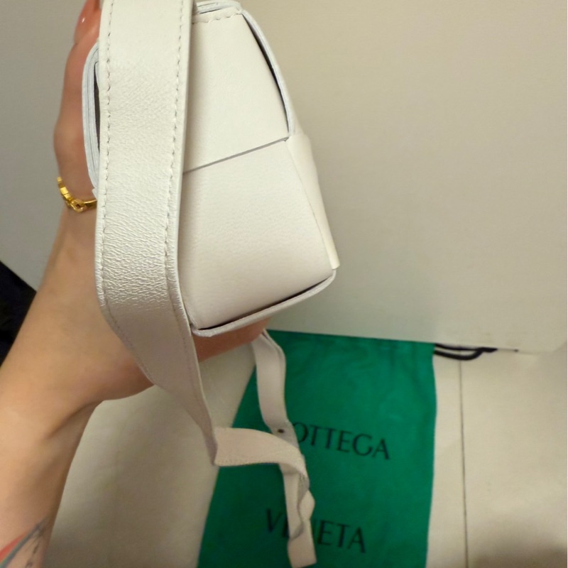 BV BOTTEGA VENETA Cassette 6格White白mini 斜背包-3