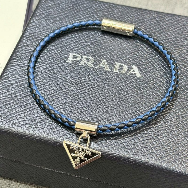 💎Han's house精品服飾💎PRADA 三角鐵牌 牛皮 手環 義大利製 現貨 原價16000-0