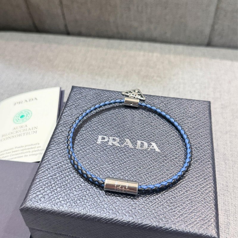 💎Han's house精品服飾💎PRADA 三角鐵牌 牛皮 手環 義大利製 現貨 原價16000-1