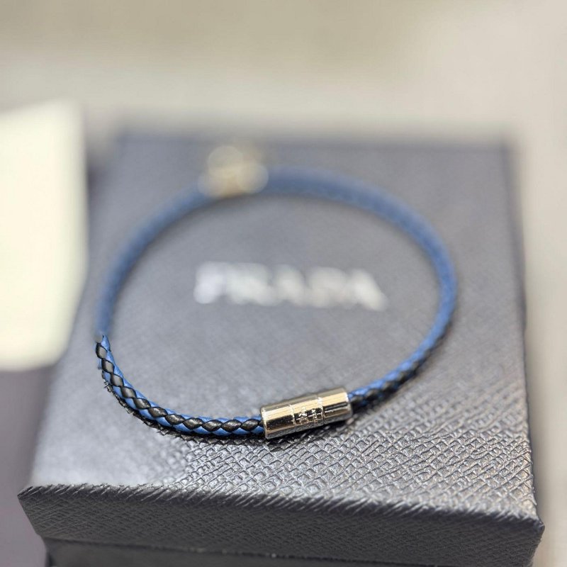 💎Han's house精品服飾💎PRADA 三角鐵牌 牛皮 手環 義大利製 現貨 原價16000-2