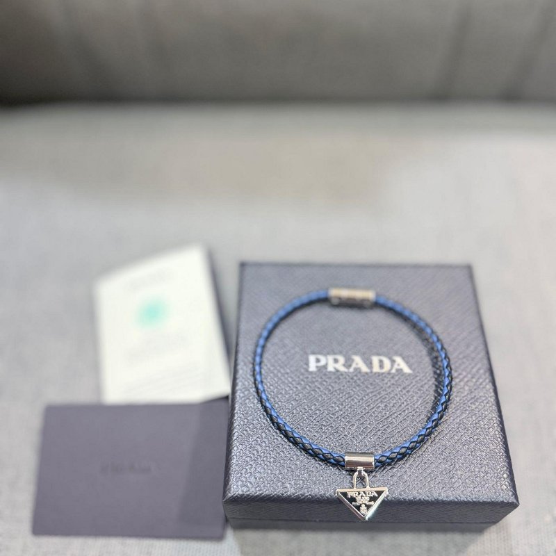 💎Han's house精品服飾💎PRADA 三角鐵牌 牛皮 手環 義大利製 現貨 原價16000-3