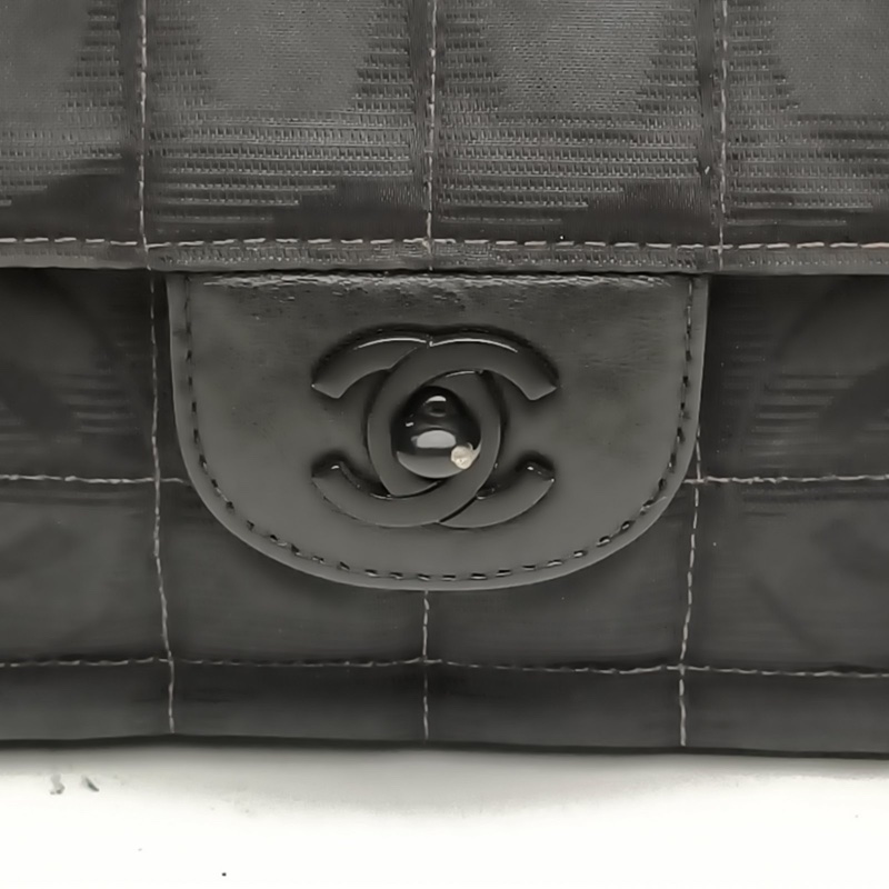 CHANEL 黑色7開黑扣中古soblack布面冰格包-4