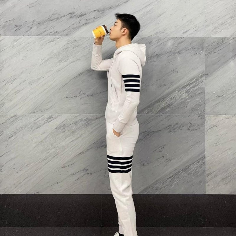 💎Han's house精品服飾💎THOM BROWNE TB 四槓 連帽 外套 原價34700-6