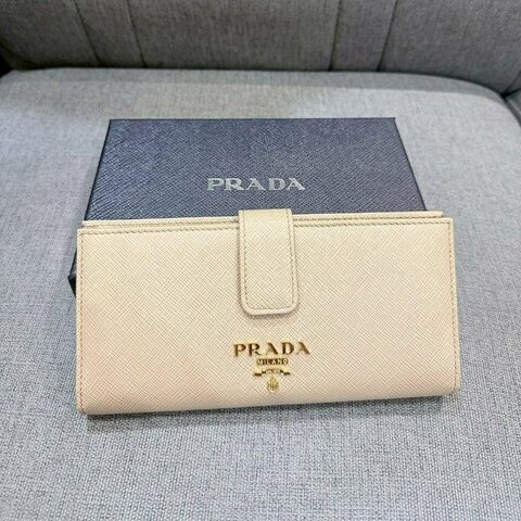 💎Han's house精品服飾💎PRADA 三角鐵牌 防刮牛皮 零錢袋 長夾 現貨 原價29000
