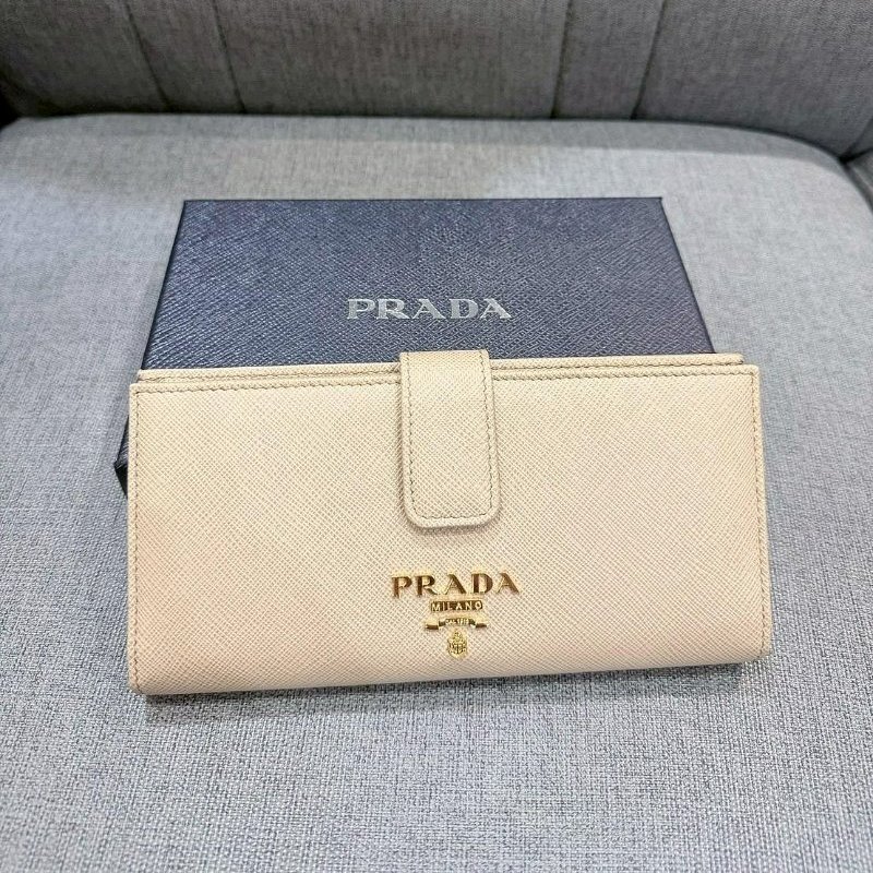 💎Han's house精品服飾💎PRADA 三角鐵牌 防刮牛皮 零錢袋 長夾 現貨 原價29000-0