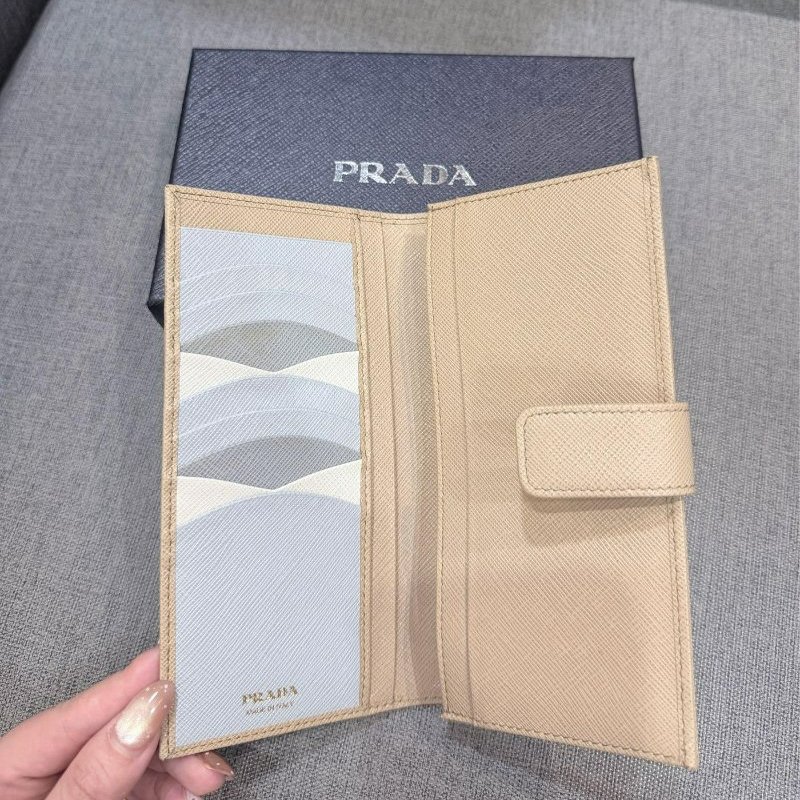 💎Han's house精品服飾💎PRADA 三角鐵牌 防刮牛皮 零錢袋 長夾 現貨 原價29000-2