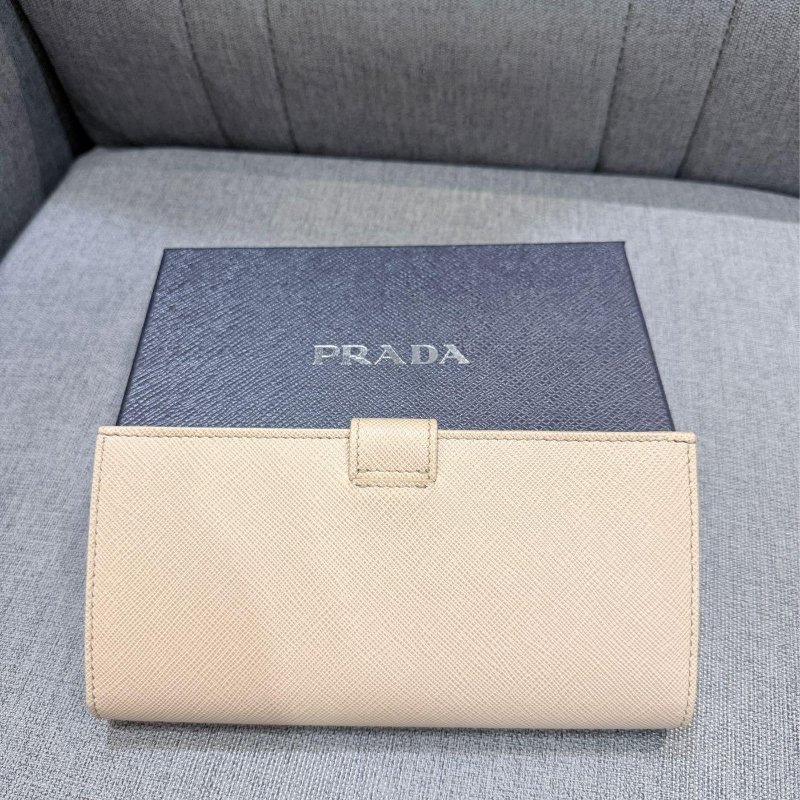 💎Han's house精品服飾💎PRADA 三角鐵牌 防刮牛皮 零錢袋 長夾 現貨 原價29000-3