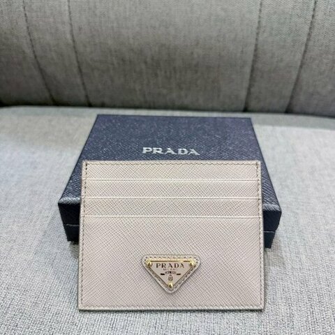 💎Han's house精品服飾💎PRADA 三角鐵牌 防刮牛皮 卡夾 義大利製 原價13500