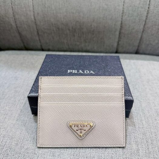 💎Han's house精品服飾💎PRADA 三角鐵牌 防刮牛皮 卡夾 義大利製 原價13500-0