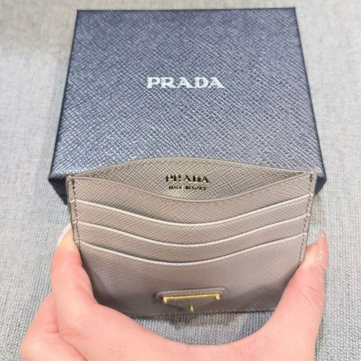 💎Han's house精品服飾💎PRADA 三角鐵牌 防刮牛皮 卡夾 義大利製 原價13500-1