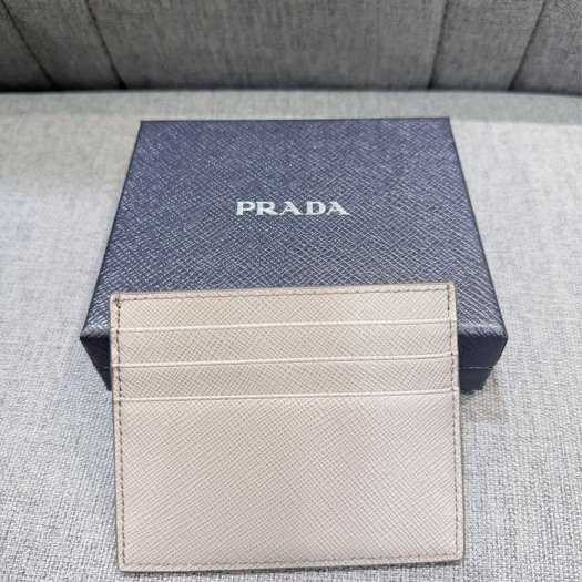 💎Han's house精品服飾💎PRADA 三角鐵牌 防刮牛皮 卡夾 義大利製 原價13500-2