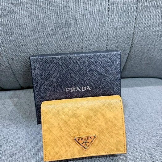 💎Han's house精品服飾💎PRADA 三角鐵牌 尼龍 牛皮 三折 零錢袋 短夾 義大利製 現貨 原價24500-0