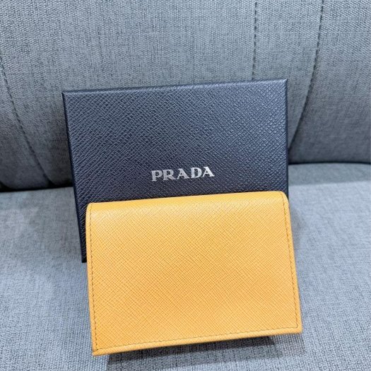 💎Han's house精品服飾💎PRADA 三角鐵牌 尼龍 牛皮 三折 零錢袋 短夾 義大利製 現貨 原價24500-1