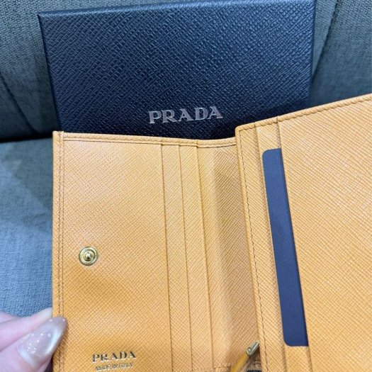 💎Han's house精品服飾💎PRADA 三角鐵牌 尼龍 牛皮 三折 零錢袋 短夾 義大利製 現貨 原價24500-2