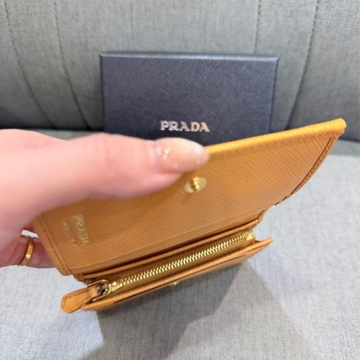 💎Han's house精品服飾💎PRADA 三角鐵牌 尼龍 牛皮 三折 零錢袋 短夾 義大利製 現貨 原價24500-3
