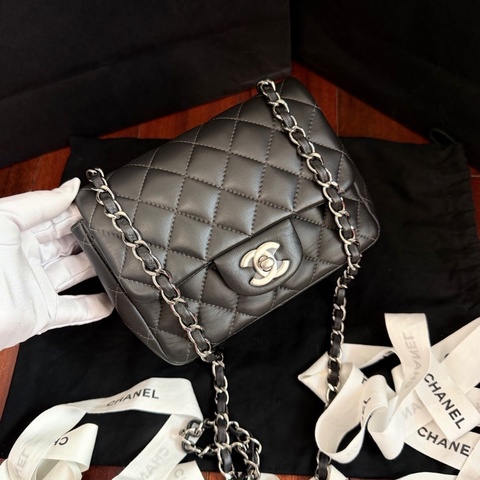 Chanel • Cf 17 經典碳灰色羊皮銀釦方胖子
