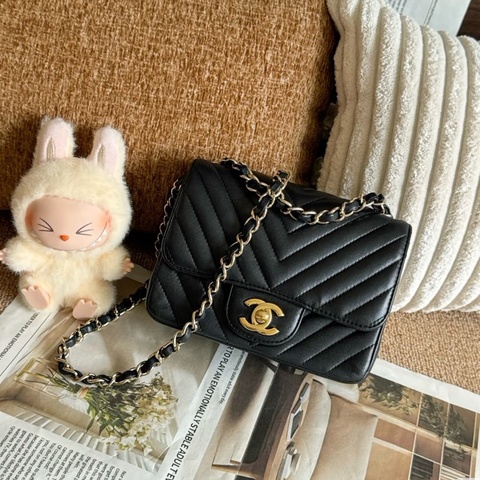 Chanel • Cf 17 經典黑金山形紋羊皮方胖子