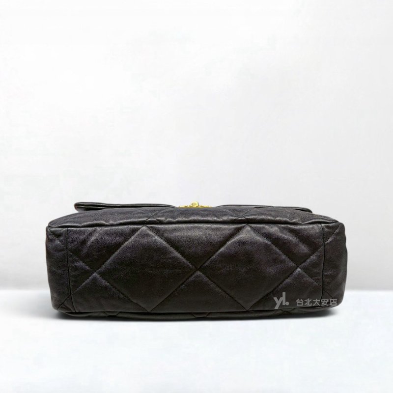 A13221-CHANEL 19系列 黑色羊皮金釦大號口蓋包AS1162-4
