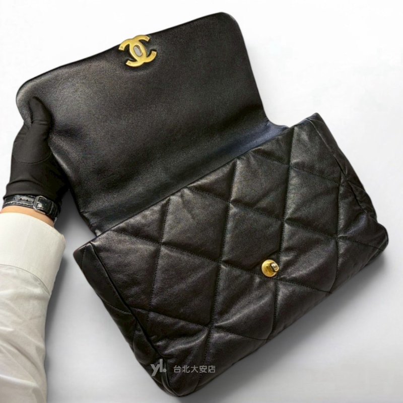 A13221-CHANEL 19系列 黑色羊皮金釦大號口蓋包AS1162-5