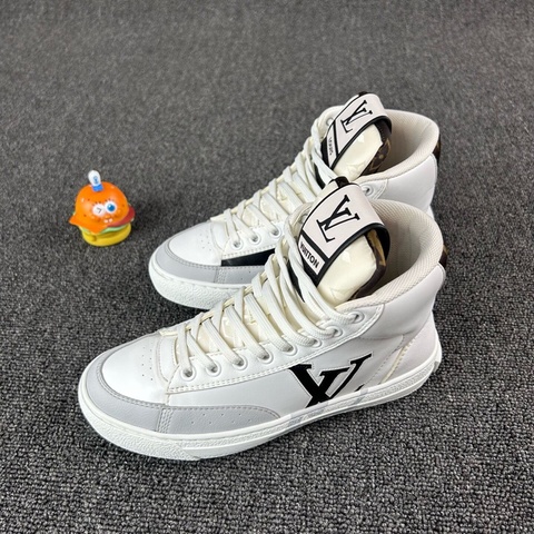 Louis Vuitton路易威登白色錯位板鞋 尺碼：35 碼🧡