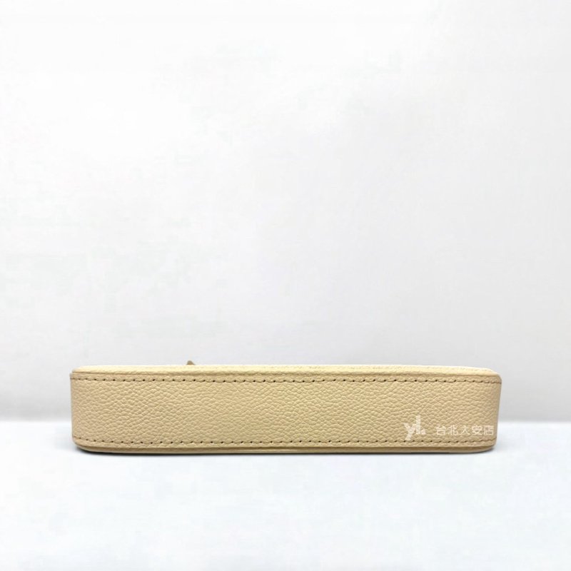 A13228-LV Easy Pouch On Strap 奶油白牛皮壓花鏈包M81066-4