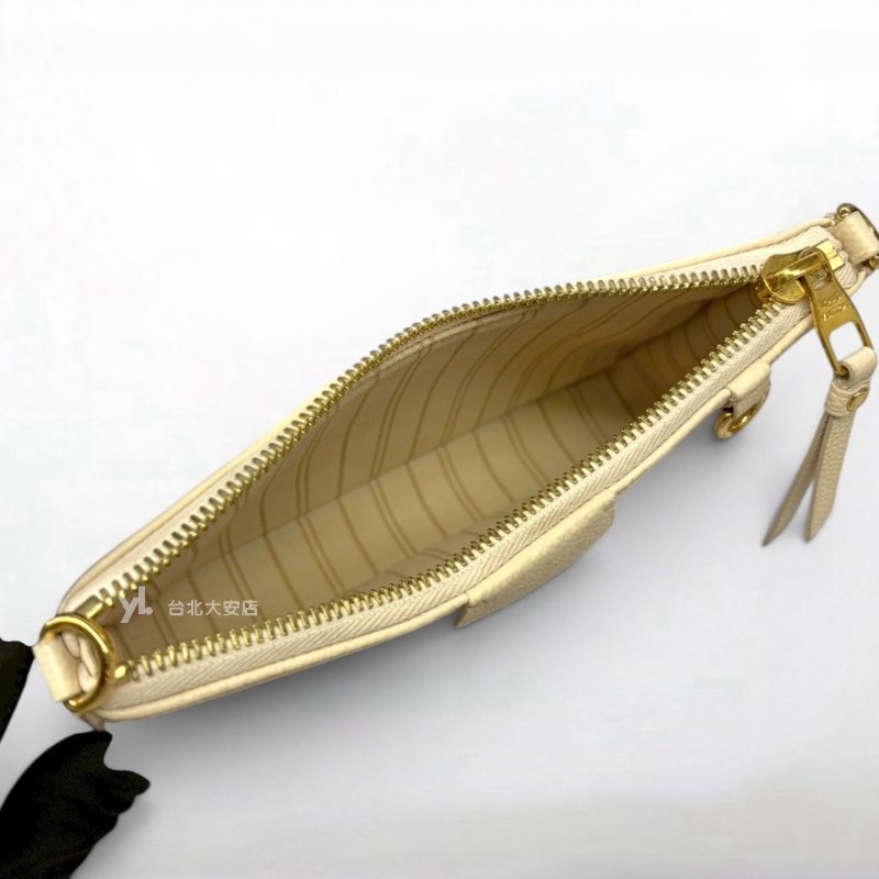 A13228-LV Easy Pouch On Strap 奶油白牛皮壓花鏈包M81066-5