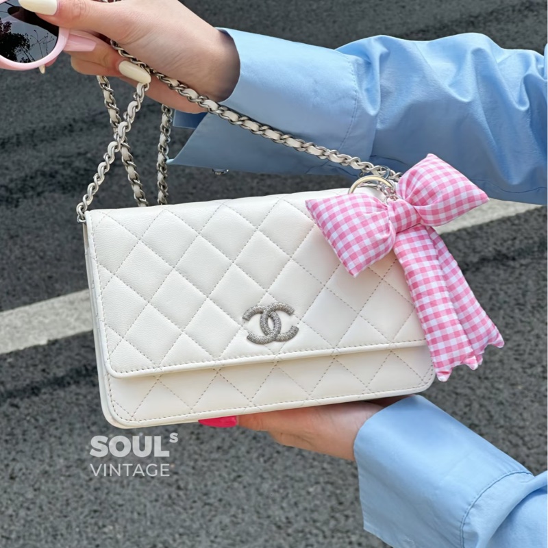 Chanel • 23a白銀菠蘿釦羊皮Woc鏈條包 芯片款✨-1