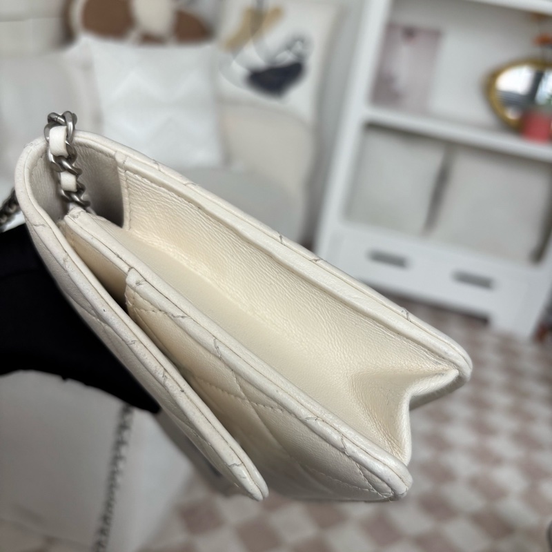 Chanel • 23a白銀菠蘿釦羊皮Woc鏈條包 芯片款✨-10