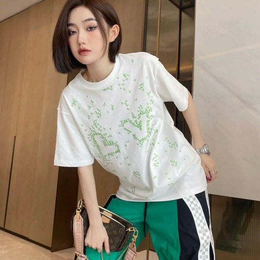 💎Han's house精品服飾💎 LV LOUIS VUITTON 刺繡 短 T  短袖 白 1AA808 現貨 L-0