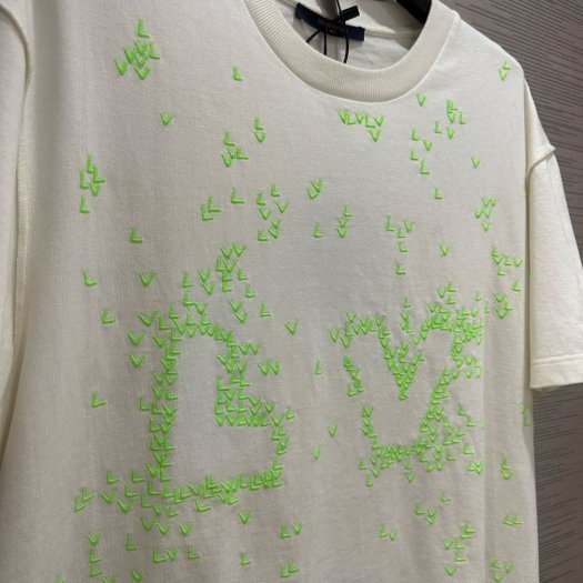 💎Han's house精品服飾💎 LV LOUIS VUITTON 刺繡 短 T  短袖 白 1AA808 現貨 L-2